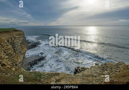 Eine wunderschöne Aussicht über den Bristol Channel von der Glamorgan Heritage Coast South Wales im November in der Nähe von Nash Point Beach/Marcross Beach Stockfoto