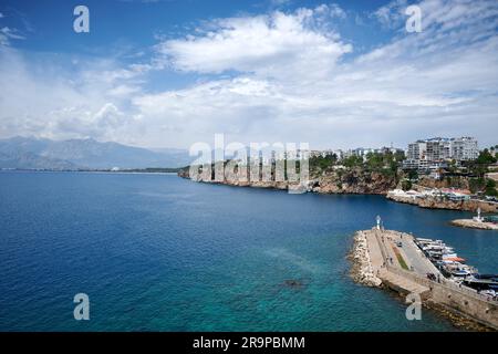 Ein Luftblick auf die Skyline der Stadt, mit mehreren Booten im Vordergrund in Antalya, Türkei. Stockfoto