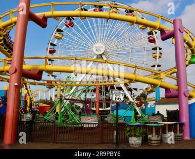 Die Achterbahn Santa Monica West Coaster wurde am 25. Mai 1996 eröffnet und der Pacific Wheel Big Wheel Pacific Park Santa Monica Pier California USA Stockfoto