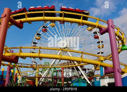 Die Achterbahn Santa Monica West Coaster wurde am 25. Mai 1996 eröffnet und der Pacific Wheel Big Wheel Pacific Park Santa Monica Pier California USA Stockfoto