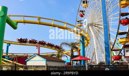 Die Achterbahn Santa Monica West Coaster wurde am 25. Mai 1996 eröffnet und der Pacific Wheel Big Wheel Pacific Park Santa Monica Pier California USA Stockfoto