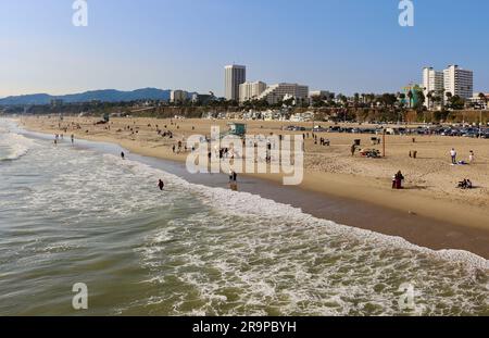 Rettungsschirme und Menschen am Santa Monica State Beach vom Santa Monica Pier aus gesehen, Kalifornien USA Stockfoto