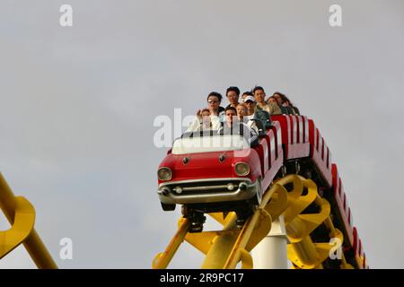 Die Achterbahn Santa Monica West Coaster wurde am 25. Mai 1996 eröffnet. Pacific Park Santa Monica Pier California USA Stockfoto