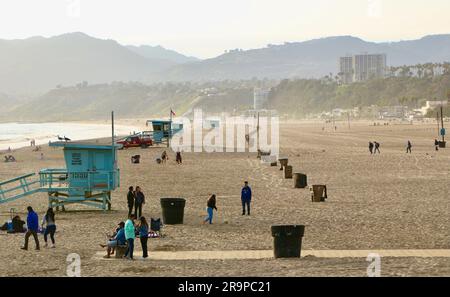 Rettungsschirme und Menschen am Santa Monica State Beach vom Santa Monica Pier aus gesehen, Kalifornien USA Stockfoto