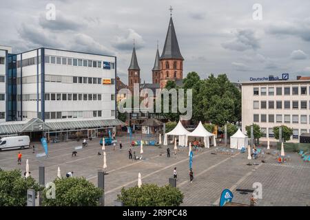 Kaiserslautern, Deutschland. 28. Juni 2023. Stiftsplatz am 1. Tag des 3D. Straßenmalerei-Events. Elf internationale Künstler aus 6 Ländern verwandeln den Stiftsplatz (Platz) in dreidimensionale Kunst. 3D Street Art nutzt die Perspektive, um eine optische Illusion des Weltraums zu erzeugen. Besucher können alle Künstler an drei Tagen bei der Arbeit beobachten, von Mittwoch um 8:00 UHR bis Freitag um 6:00 Uhr. Das diesjährige Thema ist „Digitalisierung und intelligente Stadt“. Gemälde zeigen Roboter, Daten oder Cyberpunk-Szenarien. Kredit: Gustav Zygmund/Alamy News Stockfoto
