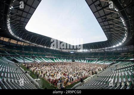 DOHA, 28. Juni 2023 (Xinhua) -- Menschen bieten Gebete für das muslimische Festival von Eid al-Adha im Education City Stadium in Doha, Katar, 28. Juni 2023. (Foto: Nikku/Xinhua) Stockfoto