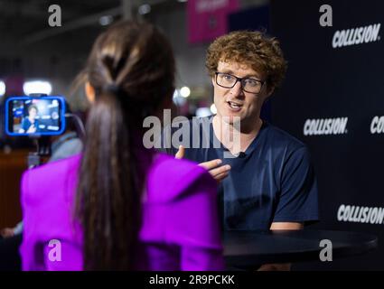 Toronto, Kanada. 27. Juni 2023. Paddy Cosgrave (R), Mitbegründer von Web Summit and Collision, spricht in einem Interview während der IT-Konferenz von Collision in Toronto, Kanada, am 27. Juni 2023. ZU „Interview: Irish Entrepreneur sagt, China beschleunigt das Tempo in Richtung Innovationszentrum“. Kredit: Zou Zheng/Xinhua/Alamy Live News Stockfoto