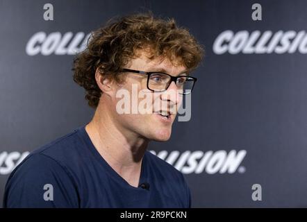 Toronto, Kanada. 27. Juni 2023. Paddy Cosgrave, Mitbegründer von Web Summit and Collision, spricht in einem Interview während der IT-Konferenz von Collision in Toronto, Kanada, am 27. Juni 2023. ZU „Interview: Irish Entrepreneur sagt, China beschleunigt das Tempo in Richtung Innovationszentrum“. Kredit: Zou Zheng/Xinhua/Alamy Live News Stockfoto