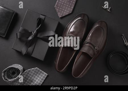 Set mit klassischen Accessoires für Herren – Schuhe, Gürtel, Geldbörse und Geschenk. Vatertag. Stockfoto