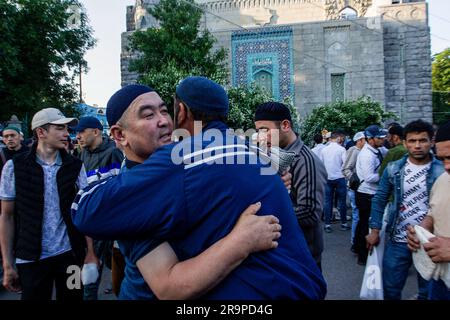 St. Petersburg, Russland. 28. Juni 2023. Muslime verlassen die Moschee am Kronverksky Prospekt nach dem Ende der Gebete während der Feier von Eid al-Adha. Eid al-Adha ist einer der wichtigsten muslimischen Feiertage, der das Ende des Fastens symbolisiert und von Gläubigen auf der ganzen Welt gefeiert wird. Kredit: SOPA Images Limited/Alamy Live News Stockfoto