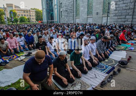 St. Petersburg, Russland. 28. Juni 2023. Während der Feier von Eid al-ADH beten Muslime in der Nähe einer Moschee am Kronverksky Prospekt. Eid al-Adha ist einer der wichtigsten muslimischen Feiertage, der das Ende des Fastens symbolisiert und von Gläubigen auf der ganzen Welt gefeiert wird. Kredit: SOPA Images Limited/Alamy Live News Stockfoto