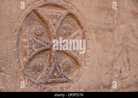 Alte Ritter Tempelritter, christliches Symbol auf einer Mauer Stockfoto