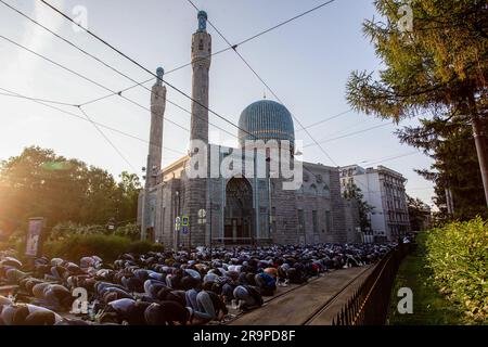 St. Petersburg, Russland. 28. Juni 2023. Während der Feier von Eid al-ADH beten Muslime in der Nähe einer Moschee am Kronverksky Prospekt. Eid al-Adha ist einer der wichtigsten muslimischen Feiertage, der das Ende des Fastens symbolisiert und von Gläubigen auf der ganzen Welt gefeiert wird. Kredit: SOPA Images Limited/Alamy Live News Stockfoto