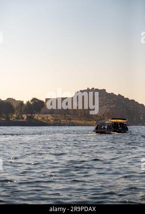 Ägyptisches Boot, das Passagiere zum Tempel von Philae bringt Stockfoto