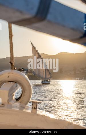 Felukenboote auf dem Nil bei Sonnenuntergang Stockfoto