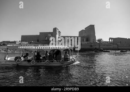 Ägyptisches Boot, das Passagiere zum Tempel von Philae bringt Stockfoto