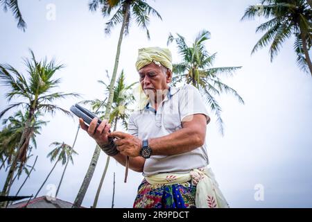 Gasing ist ein Begriff, der sich sowohl auf das malaiische Spinning-Top als auch auf das Spiel des Spinning bezieht. Stockfoto