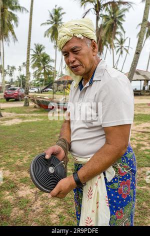 Gasing ist ein Begriff, der sich sowohl auf das malaiische Spinning-Top als auch auf das Spiel des Spinning bezieht. Stockfoto