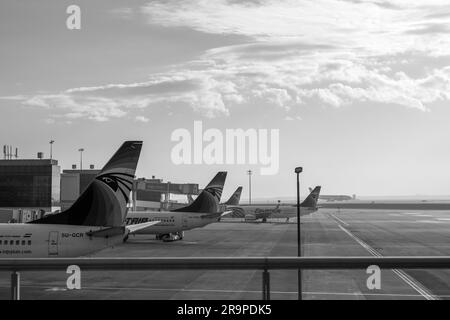 Kairo, Ägypten: 1-25-2023: Egyptair-Flugzeuge an einem Flughafen Stockfoto