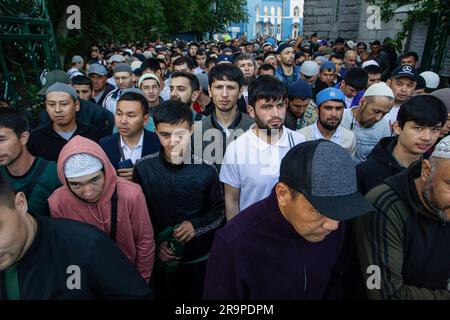 St. Petersburg, Russland. 28. Juni 2023. Muslime verlassen die Moschee am Kronverksky Prospekt nach dem Ende der Gebete während der Feier von Eid al-Adha. Eid al-Adha ist einer der wichtigsten muslimischen Feiertage, der das Ende des Fastens symbolisiert und von Gläubigen auf der ganzen Welt gefeiert wird. (Foto: Artem Priakhin/SOPA Images/Sipa USA) Guthaben: SIPA USA/Alamy Live News Stockfoto