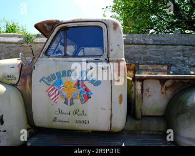 CHEVROLET TRUCK ROSTIGES FAHRZEUG, STRASSENRUDEL, MISSOURI 310053 DONNER ROAD Stockfoto