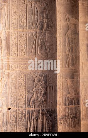 Hieroglyphen über Säulen in einem ägyptischen Tempel Stockfoto