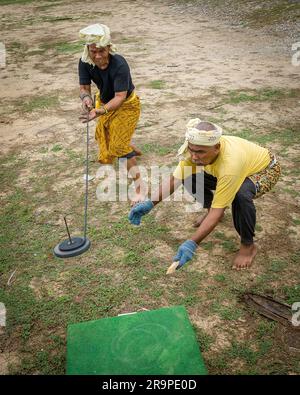 Gasing ist ein Begriff, der sich sowohl auf das malaiische Spinning-Top als auch auf das Spiel des Spinning bezieht. Stockfoto