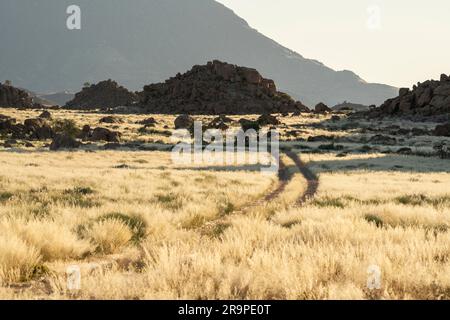 Straße, die weit zu den Bergen der namibischen Wüste in Damaraland, Namibia, Afrika führt Stockfoto