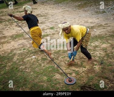 Gasing ist ein Begriff, der sich sowohl auf das malaiische Spinning-Top als auch auf das Spiel des Spinning bezieht. Stockfoto