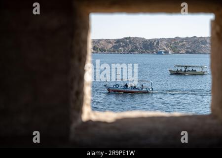 Ägyptisches Boot, das Passagiere zum Tempel von Philae bringt Stockfoto