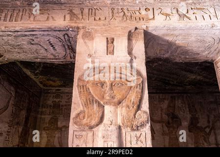 Der ägyptische Hathor-Gott, der in einem Tempel ätzt Stockfoto