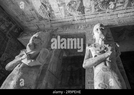 Das Innere des Abu Simbel Tempels in Schwarz und Weiß in Ägypten Stockfoto