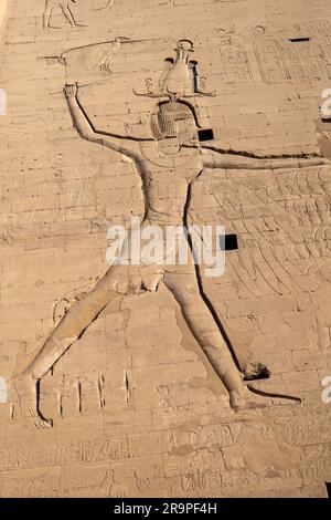 Ägypten zeichnet auf einer Tempelmauer Stockfoto