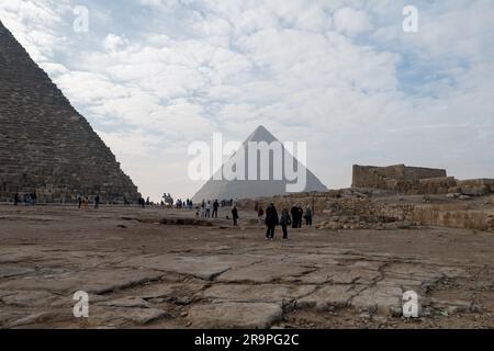 Touristen an den ägyptischen Pyramiden Stockfoto