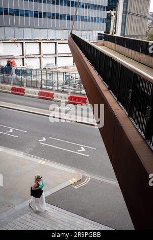 Die Sanierung der London Wall hat den St Alphage Highwalk in der City of London, dem Finanzviertel der Hauptstadt, am 27. Juni 2023 in London, England, abgeschnitten. Stockfoto