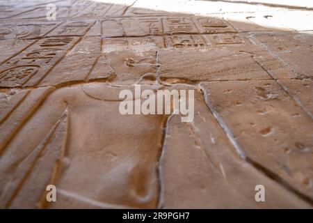 Ägyptische Hieroglyphen an einer Wand Stockfoto