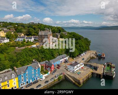 Ein Luftdrohnenfoto der Küste von Tobermory. Tobermory ist eine kleine Stadt auf der schottischen Insel Mull mit bunten Häusern. Stockfoto