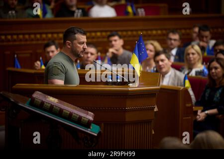 Kiew, Ukraine. 28. Juni 2023. Der ukrainische Präsident Volodymyr Zelenskyy, Zentrum, hält eine Rede vor der Plenartagung der Verkhowna Rada anlässlich des 27. Jahrestages der Verabschiedung der Verfassung am 28. Juni 2023 in Kiew, Ukraine. Kredit: Pool Photo/Pressestelle Des Ukrainischen Präsidenten/Alamy Live News Stockfoto