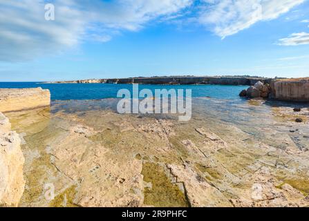 Tempel der Dioskuren (Castor und Pollux) mit Agrigento Stadt im Hintergrund. Berühmte antike Ruinen im Tal der Tempel, Agrigento, Sizilien, Italien. UNE Stockfoto