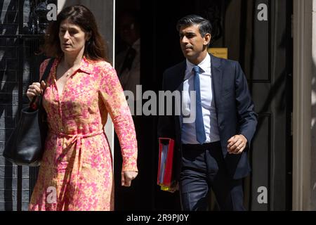 London, Großbritannien. 21. Juni 2023. Premierminister Rishi Sunak verlässt die Downing Street 10, damit das Parlament die Fragen des Premierministers in London beantworten kann. Kredit: SOPA Images Limited/Alamy Live News Stockfoto