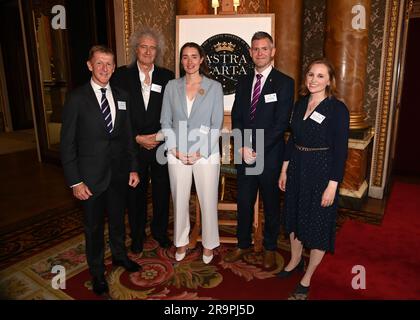 Der britische Astronaut Major Tim Peake, Astrophysiker und Musiker Sir Brian May, britische Astronauten in der Ausbildung von Rosemary Coogan, John McFall und der australische Astronaut Reserve Meganne Christian anlässlich einer Veranstaltung zur Nachhaltigkeit des Weltraums im Buckingham Palace, London, mit Vertretern der britischen Weltraumorganisation, der Europäischen Weltraumorganisation, der NASA, Und anderen internationalen Weltraumorganisationen. Bilddatum: Mittwoch, 28. Juni 2023. Stockfoto