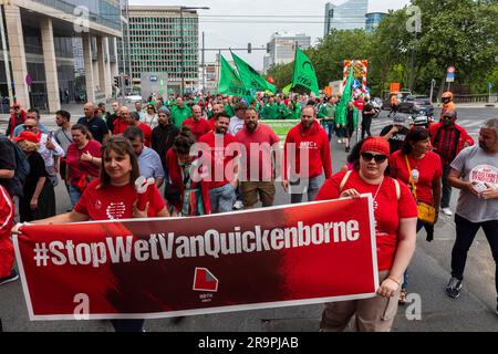 Brüssel, Belgien. 28. Juni 2023. Nicolas Landemard/Le Pictorium – gewerkschaftliche Kundgebung vor dem Justizministerium in Brüssel. - 28/6/2023 - Belgien/Brüssel/Brüssel - heute haben sich vor dem Justizministerium mehrere tausend Teilnehmer, die von den verschiedenen Gewerkschaften des Landes einberufen wurden, gegen die Reform des Streik- und Demonstrationsrechts ausgesprochen, die der derzeitige Minister, Herr Van Quickenborne, anstrebt. Die Teilnehmer begannen dann mit einem symbolischen marsch. Es wurden keine Vorfälle gemeldet. Kredit: LE PICTORIUM/Alamy Live News Stockfoto