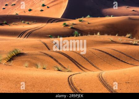 Dunas com marcas de rodas de carro. Merzouga ist ein kleines Dorf im Südosten Marokkos, etwa 35km km (22 Meilen) südöstlich von Rissani, etwa 55km km (34 Meilen) Stockfoto