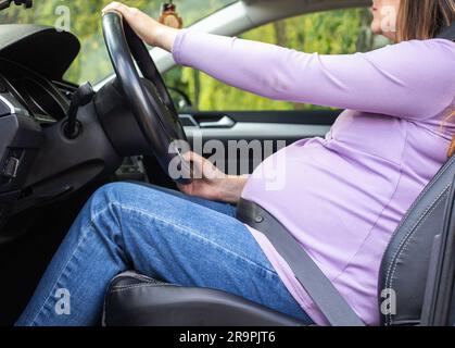 Schwangere Frau ihr Auto Sicherheitsgurt tragen Stockfotografie - Alamy