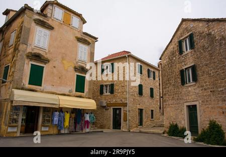 Gebäude in der Nähe der Uferpromenade von Supetar auf Brac Island in Kroatien Stockfoto