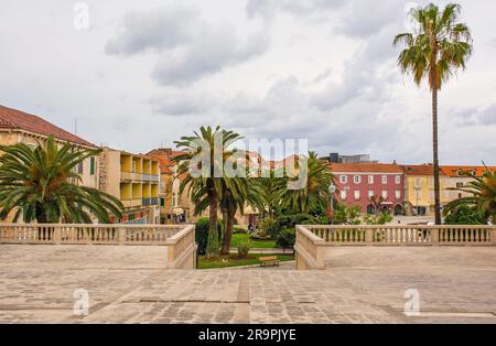 Supetar auf Brac Island, Kroatien. Dies ist der Blick von der Terrasse vor der Gemeindekirche der Verkündigung Stockfoto