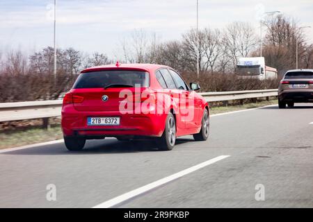 OSTRAVA, TSCHECHISCHE REPUBLIK - 23. MÄRZ 2023: Roter BMW 120i (1-Serie) überholt auf der linken Spur mit Bewegungsunschärfe-Effekt Stockfoto