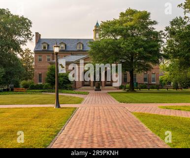 Statue von James Monroe vor Tucker Hall am William and Mary College in Williamsburg, Virginia Stockfoto