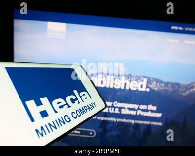 Smartphone mit Logo des amerikanischen Unternehmens Hecla Mining Company auf dem Bildschirm vor der Website. Fokus auf die Mitte rechts des Telefondisplays. Stockfoto