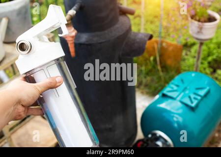 Filtration von Wasser aus einem Brunnen mit einem Sand- und Schmutzfilter. Wasserversorgung auf dem Land. Industrie Stockfoto